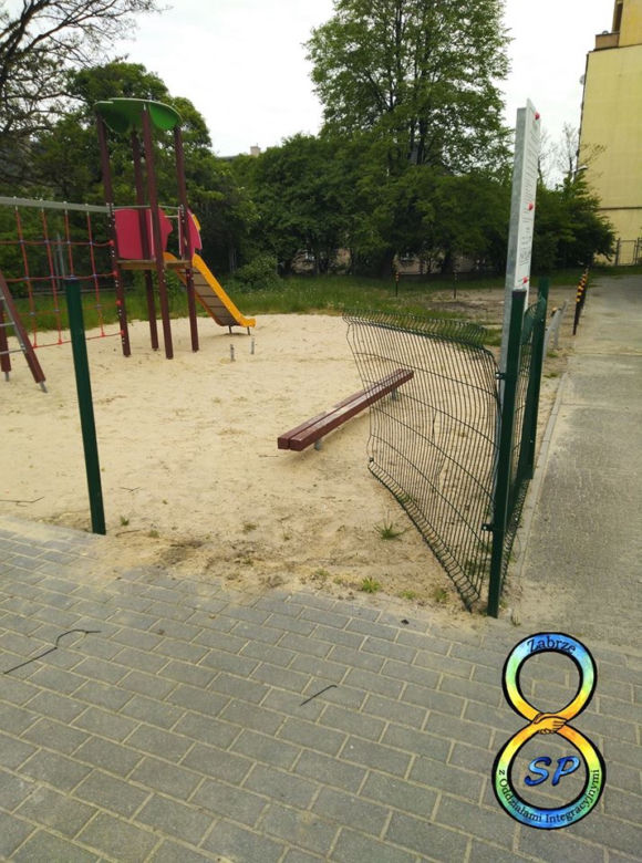 Zabrze: pijany nastolatek zdewastował nowy plac zabaw przy szkole podstawowej. Wszystko zostało zniszczone
