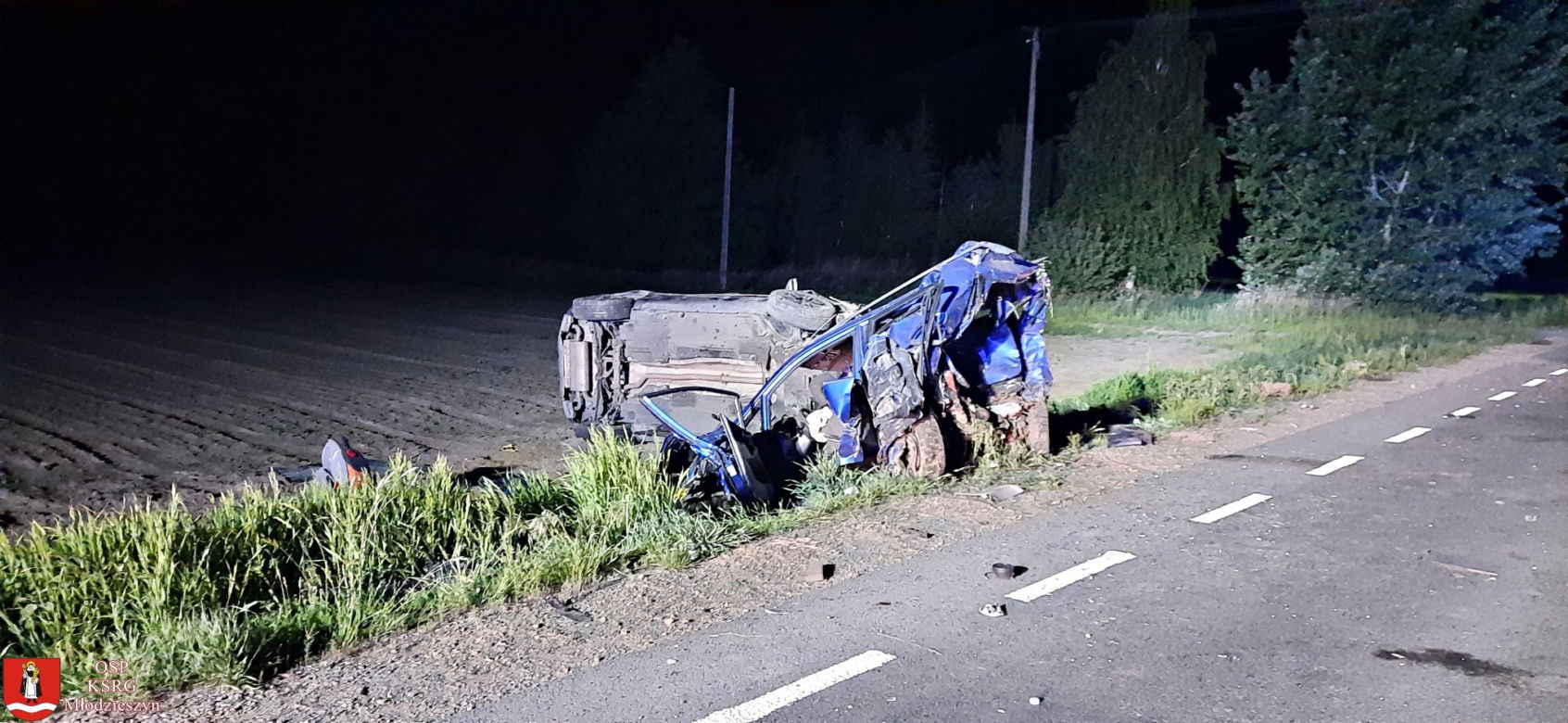 Strażacy rozcinali auto