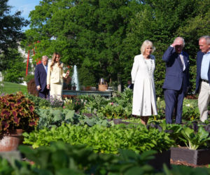 Król Karol i królowa Kamila u Trumpów. Melania dała im herbatę, a potem pokazała pasiekę w kształcie Białego Domu