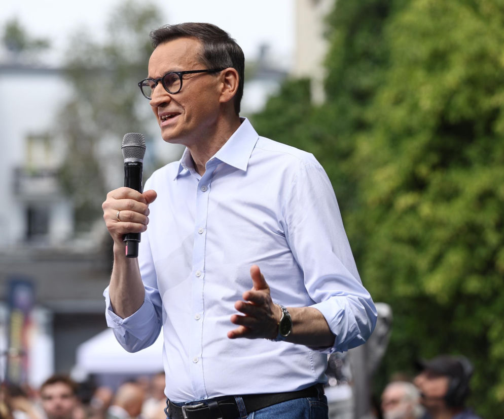 Mateusz Morawiecki przemawia do mikrofonu podczas wydarzenia Rozwój Plus. O nowej konwencji przeczytasz na SE Polityka.