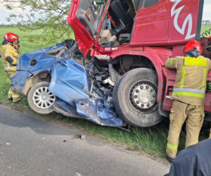 Kierowca zmiażdżony w aucie po czołowym zderzeniu