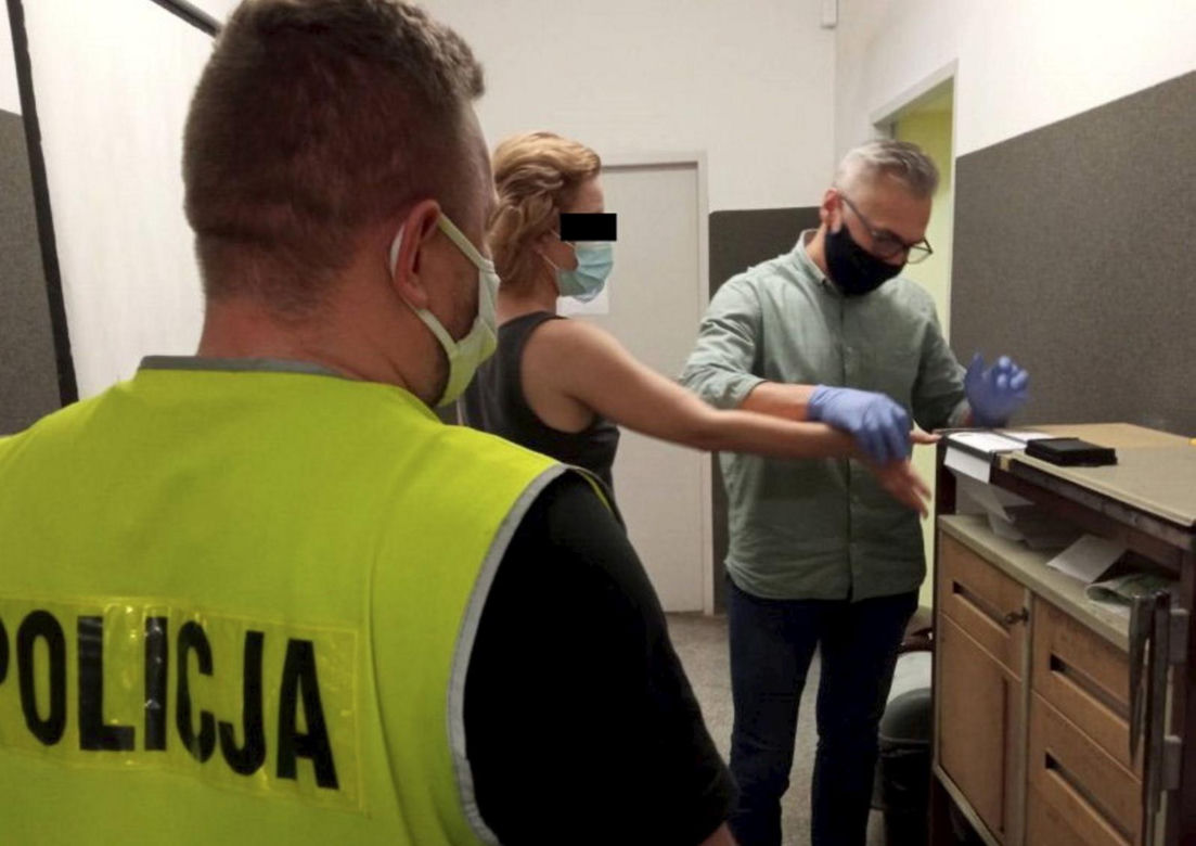 Zatłukli biznesmena trzonkami siekier. Jeden z morderców wciąż na wolności