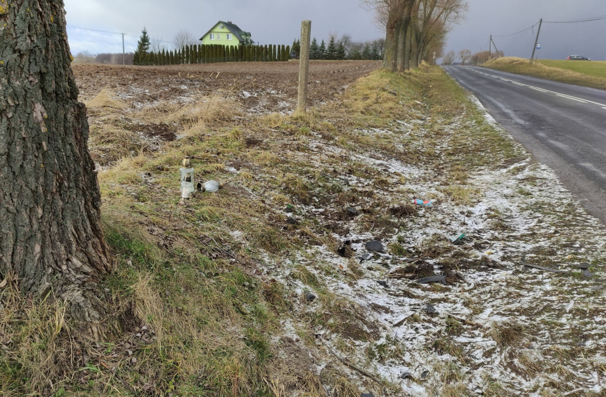Grób Marcina, który zginał w wypadku w Kamieniu, pokryły białe kwiaty