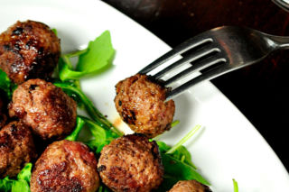 Dodaję do mięsa owoc. Klopsiki są tak soczyste, że domownicy proszą o dokładkę