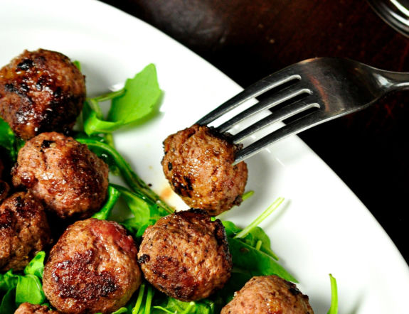 Dodaję do mięsa owoc. Klopsiki są tak soczyste, że domownicy proszą o dokładkę