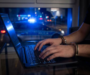 Akcja policji z Szamotuł. Zatrzymali w Toruniu 19-letniego oszusta