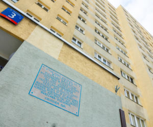 Blok z wielkiej płyty przy Marsylskiej 3 w Warszawie