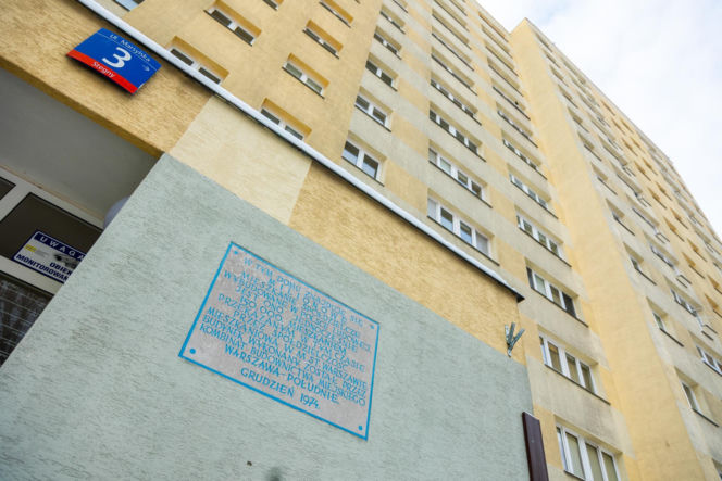 Blok z wielkiej płyty przy Marsylskiej 3 w Warszawie