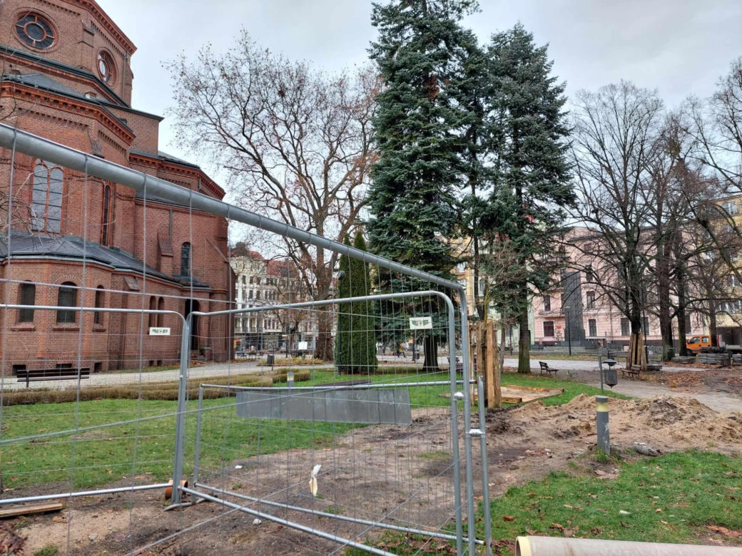 Plac Wolności to ciągle plac budowy. Przed kościołem mają być jak najlepsze warunki do handlu kwiatami [WIZUALIZACJE, ZDJĘCIA]