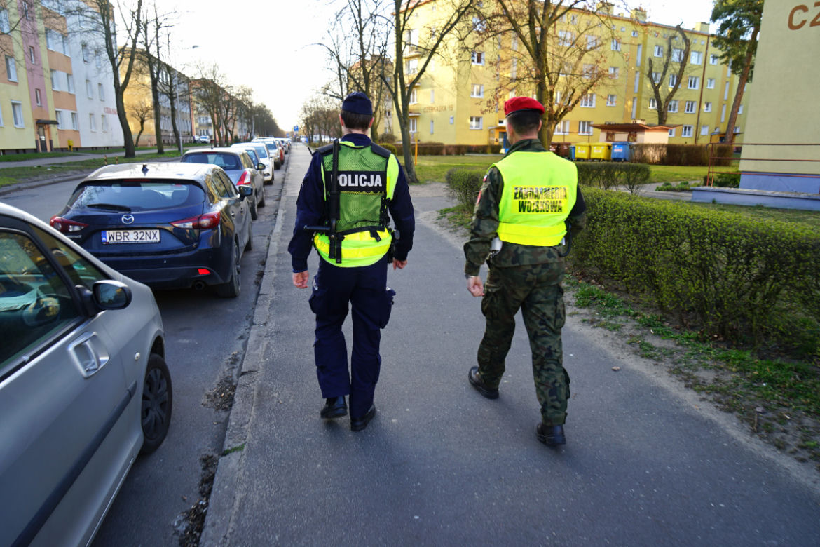 Wojsko na ulicach Bydgoszczy. Pomaga egzekwować obowiązujące obostrzenia