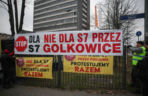 Protest ws. wariantów S7 przed siedzibą oddziału GDDKIA w Krakowie