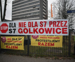 Protest ws. wariantów S7 przed siedzibą oddziału GDDKIA w Krakowie