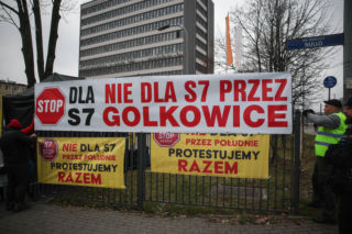 Protest ws. wariantów S7 przed siedzibą oddziału GDDKIA w Krakowie