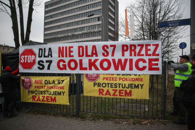 Protest ws. wariantów S7 przed siedzibą oddziału GDDKIA w Krakowie