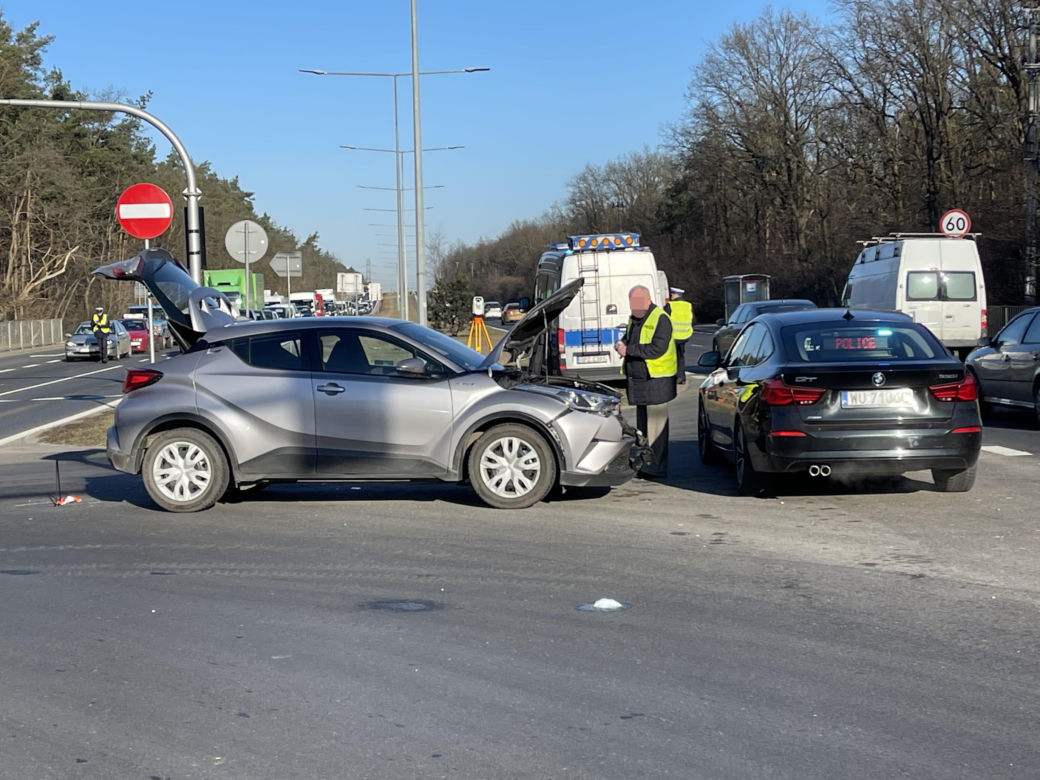 Zadławił się bananem i wjechał w autobus miejski. Kierowca walczy o życie