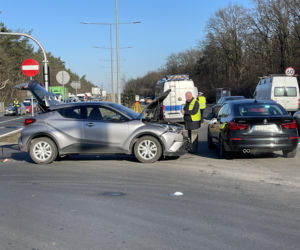 Zadławił się bananem i wjechał w autobus miejski. Kierowca walczy o życie