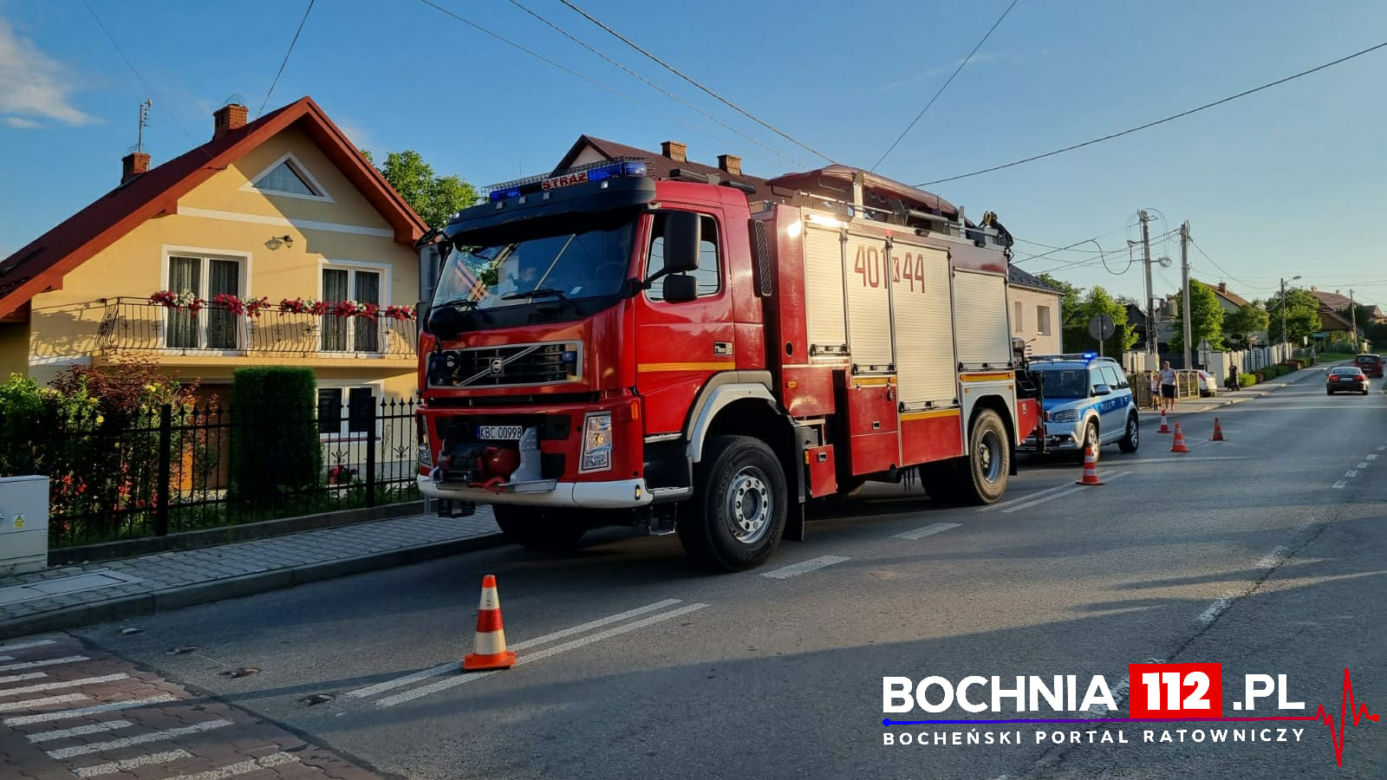 Brzeźnica. 24-letni kierowca bmw roztrzaskał się na dwóch ogrodzeniach
