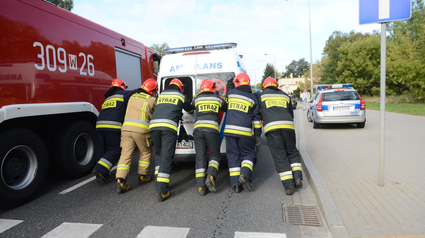 Wypadek karetki na skrzyżowaniu ulic Bukowińskiej i Wilanowskiej