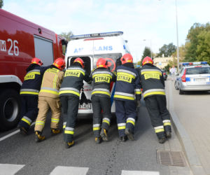 Wypadek karetki na skrzyżowaniu ulic Bukowińskiej i Wilanowskiej