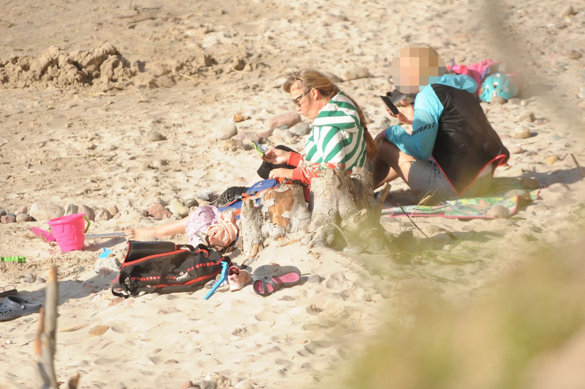 Anna Guzik z rodziną na plaży