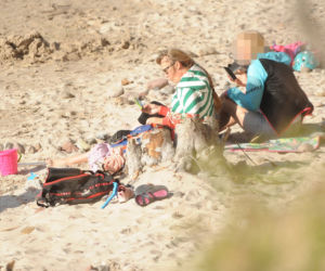 Anna Guzik z rodziną na plaży