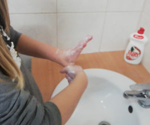 Przedszkolaki uczą, jak poprawnie myć ręce