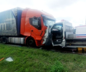 Droga krajowa nr 57. Śmiertelny wypadek w Nowinach. Ciężarówka zderzyła się z busem!