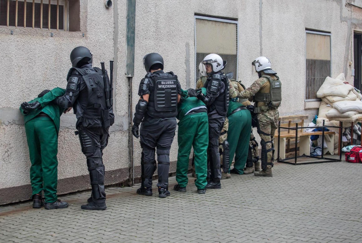 Takie warunki ma w więzieniu ksiądz Tomasz Z. Zielony spacerniak, a nawet siłownia!
