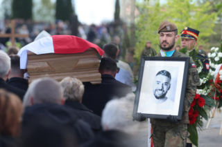 Tłumy żegnają Łukasza Litewkę. Sznur wiązanek w kondukcie żałobnym, obok łzy i modlitwy
