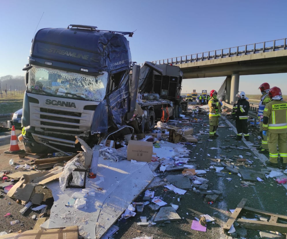 Ciężarówka ROZTRZASKAŁA się na A2. Duże utrudnienia koło Poznania