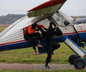 Awaryjne lądowanie w Piastowie: Samolot został opanowany przez uzbrojoną osobę! Ćwiczenia służb w aeroklubie [ZDJĘCIA]