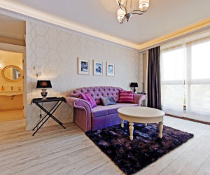 Eklektyczny salon z kuchnią: francuski neobarok we współczesnym apartamencie