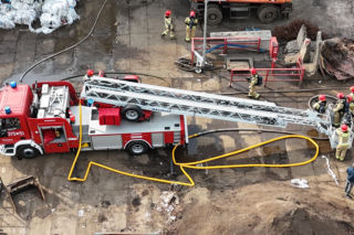Groźny pożar na Targówku. Trwa akcja gaśnicza