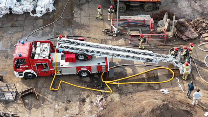 Groźny pożar na Targówku. Trwa akcja gaśnicza