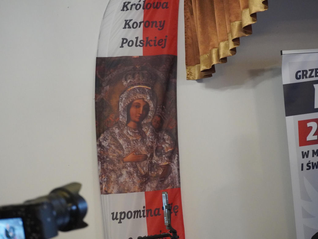 Tłumy na spotkaniu z Grzegorzem Braunem w Tarnowie. Mieszkańcy przynieśli gaśnice