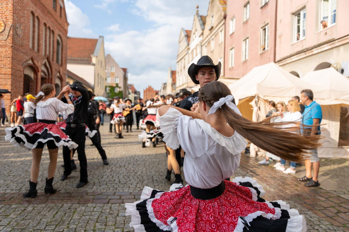 Dni Folkloru w Olsztynie 2025. Ulicami Starego Miasta przeszedł barwny korowód