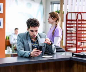 Szpital św. Anny, odcinek 109: dyrektor Strecker i Sabina spędzają wspólnie wieczór po rozmowie o przyszłości szpitala