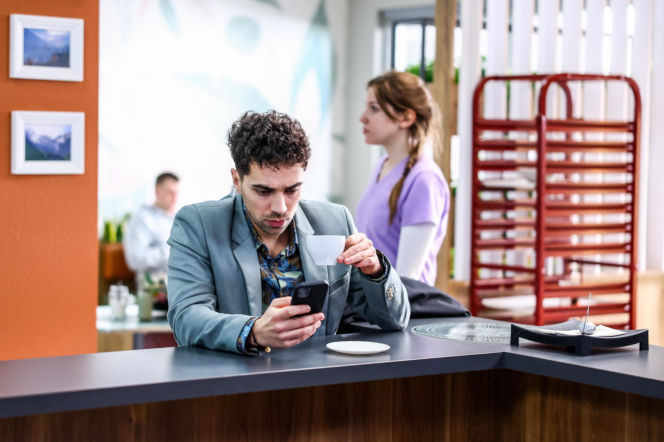 Szpital św. Anny, odcinek 109: dyrektor Strecker i Sabina spędzają wspólnie wieczór po rozmowie o przyszłości szpitala