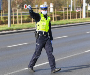 Policja kontrolowała czy toruńscy kierowcy respektują obowiązek noszenia maseczek
