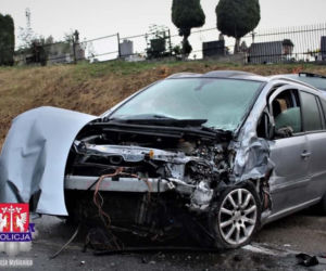Opel i Renault zmiażdżone po czołowym zderzeniu. 33-latek popełnił fatalny błąd