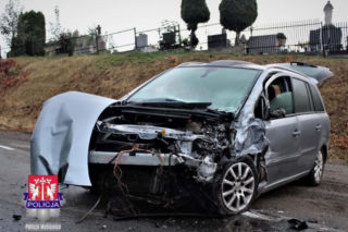 Opel i Renault zmiażdżone po czołowym zderzeniu. 33-latek popełnił fatalny błąd