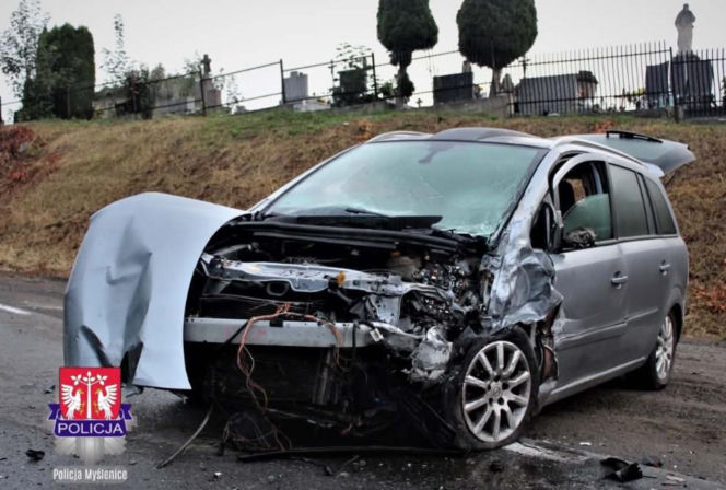 Opel i Renault zmiażdżone po czołowym zderzeniu. 33-latek popełnił fatalny błąd