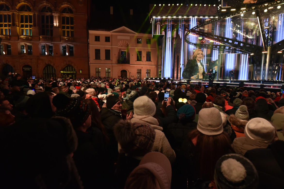 Sylwestrowa Moc Przebojów 2024. Tłumy na imprezie Polsatu w Toruniu. Zdjęcia gwiazd i uczestników