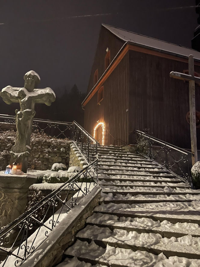 Zapomnij o Zakopanem! Ta wieś na Dolnym Śląsku zimą zamienia się w bajkową krainę