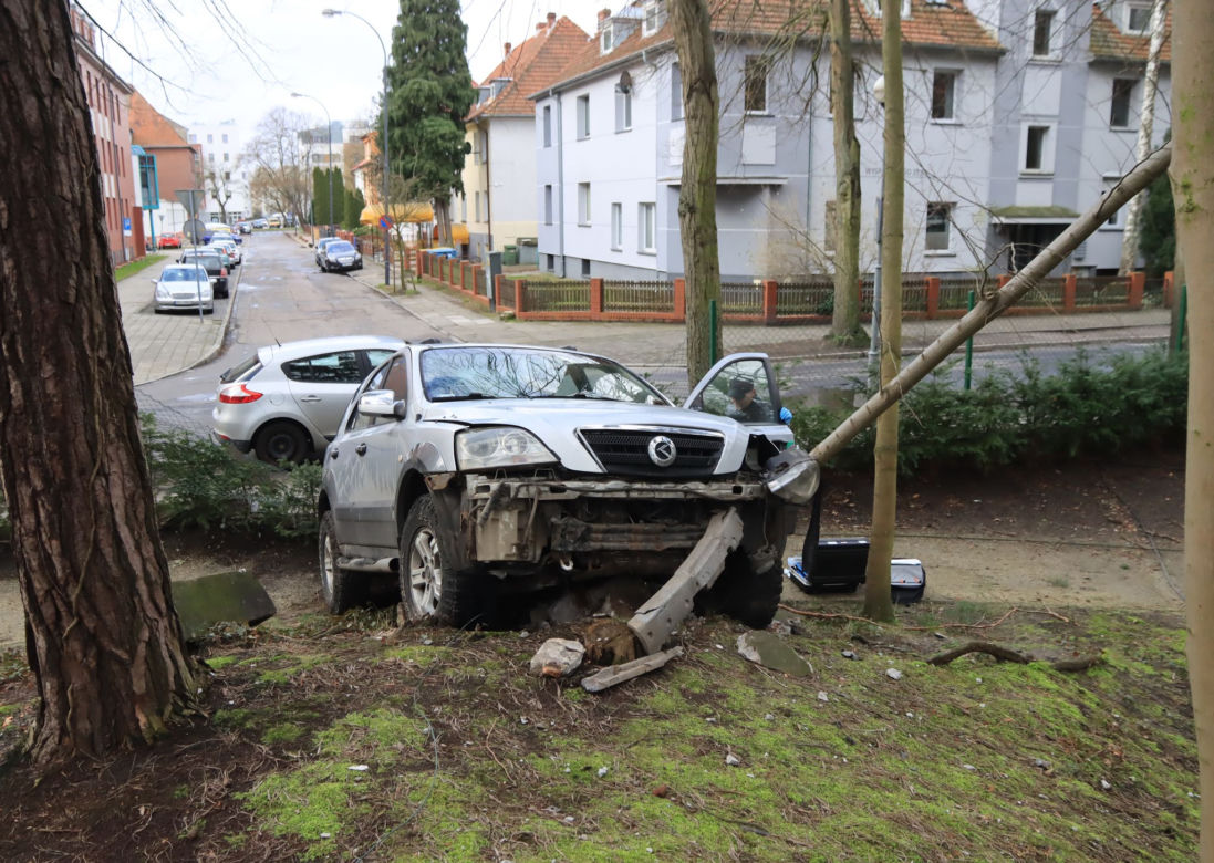 Staranował płot SUV-em i zniknął! Niecodzienne zdarzenie w Świnoujściu