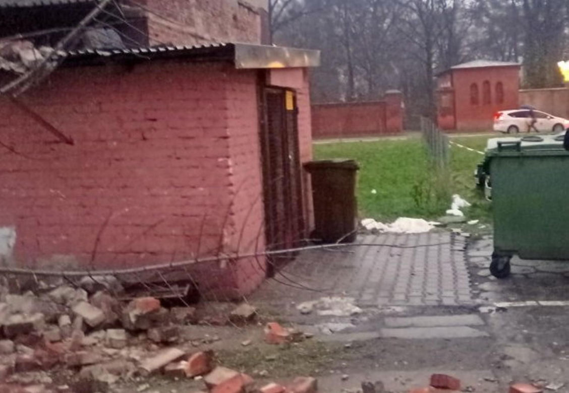 Katastrofa budowlana na Woli. Runął ceglany mur 