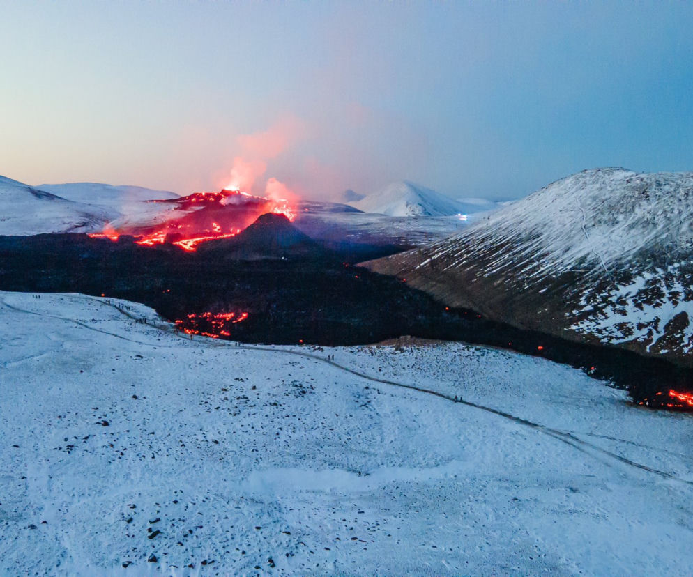 Te zdjęcia z erupcji wulkanu na Islandii robią wrażenie! Ludzie stoją koło lawy [ZDJĘCIA]