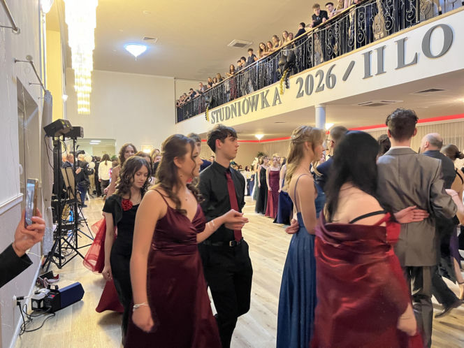 Studniówka pełna blasku i emocji! Tak bawili się maturzyści II LO w Bydgoszczy [ZDJĘCIA]