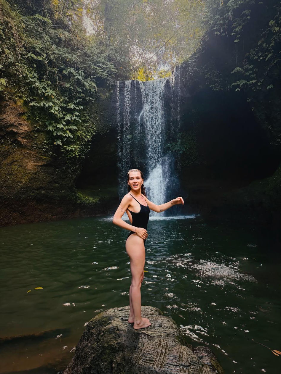 Sieklucka na Bali, a Zawodnik przy bali. Która ma fajniejsze wczasy?