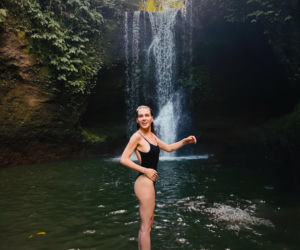 Sieklucka na Bali, a Zawodnik przy bali. Która ma fajniejsze wczasy?